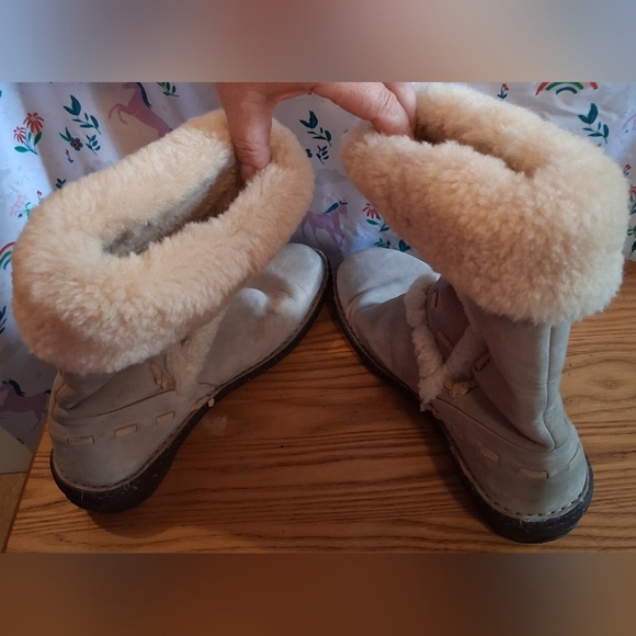 EUC UGG Alethia Grey Suede & Shearling Casual Neutral Winter Boot Shoe SZ 8 - Picture 4 of 9